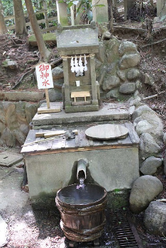 宝登山神社の水神社